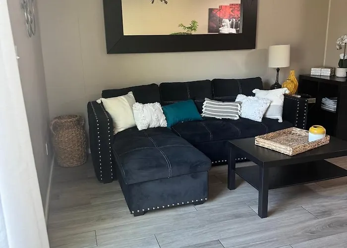 Old Town 2 Bedroom Gem! Apartment