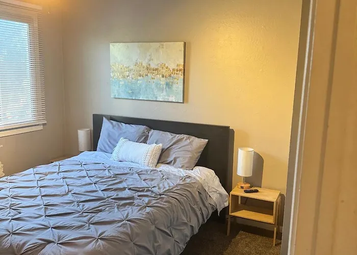 Old Town 2 Bedroom Gem! Apartment *