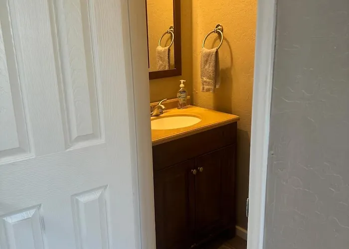 Old Town 2 Bedroom Gem! Apartment